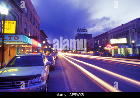 Tempo di notte lungo la strada principale di Bozeman, Montana Foto Stock