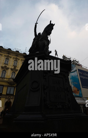 Guardando verso l'alto la statua equestre di Ban Jelacic in Trg Josip Jelacica con il fotografo advert dietro. Zagreb, Croazia Foto Stock