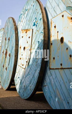 In legno antico le bobine di cavi impilati in un cantiere Foto Stock