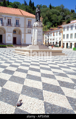 Piazza della Repubblica a Tomar, con Gualdim Pais statua (Cavaliere Templare e fondatore della città) e il municipio edificio, Portogallo. Foto Stock