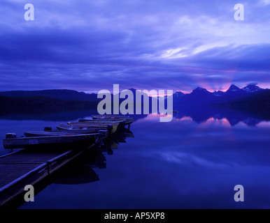 Sunrise salutare barche ormeggiate sul lago McDonald nel Glacier National Park Montana Foto Stock