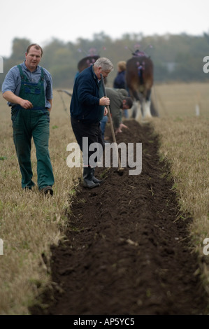Agricoltori e cavallo aratro vintage a concorrenza di aratura Foto Stock