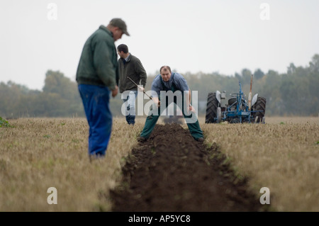 Agricoltori e cavallo aratro vintage a concorrenza di aratura Perthshire 2005 Foto Stock