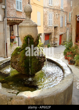 Fontana nel villaggio di Bargemon, Var, Francia Foto Stock