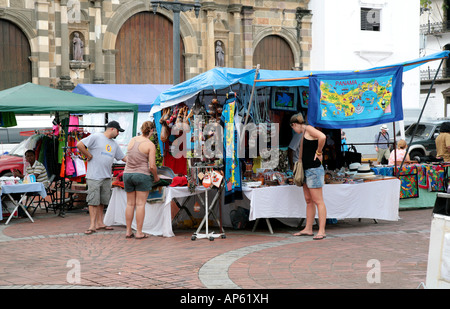 Domenica il mercato delle pulci a La Catedral Plaza di Panama City a San Felipe del Casco Antiguo Foto Stock