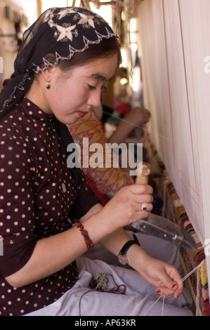 Giovani donne Uighur tappeti di tessitura ad Hotan sulla Via della Seta nella provincia di Xinjiang Cina occidentale 2006 Foto Stock