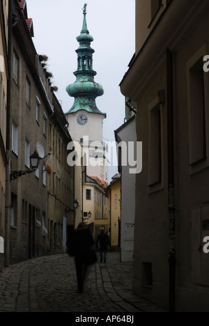 Camminare verso Michaels Gate nella città vecchia di Bratislava, Slovacchia. Foto Stock