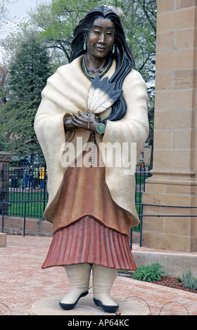 La scultura rappresenta Kateri Tekakwitha, 1656-1680, primo nativo americano a essere promosso una santa cattolica. Foto Stock