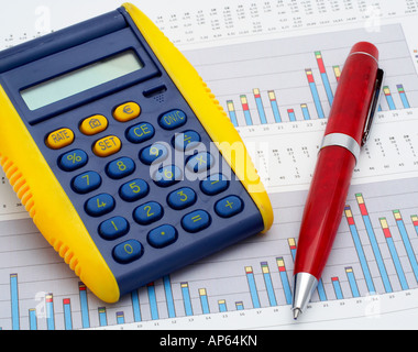Calcolatrice e penna sulle retribuzioni sfondo grafico Foto Stock