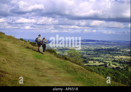Walkers sul British Camp Malvern Hills guardando la vale di Evesham Foto Stock