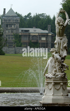 Saratoga Springs, NY, STATI UNITI D'AMERICA, statua in fontana a Yaddo giardini con vista del artista del ritiro Foto Stock