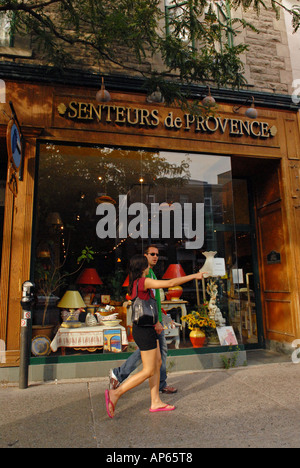 La gente che camminava sul St Denis street Plateau Mont Royal zona città di Montreal provincia del Québec in Canada Foto Stock