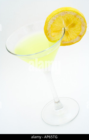 Cocktail di verde con il limone di ripresa macro su sfondo bianco Foto Stock