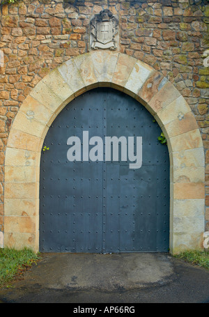 Antico castello porta con il vecchio scudo di pietra Foto Stock