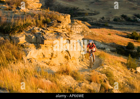 Femmina mountain biker sulla Maah Daah Hey sentiero in autunno in North Dakota (MR) Foto Stock