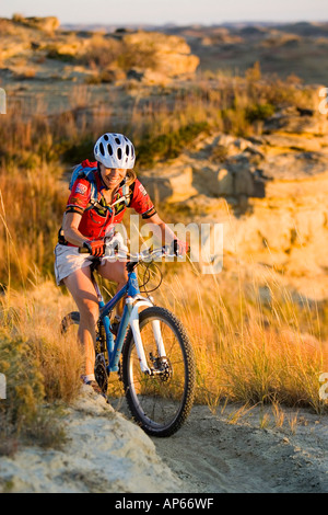 Femmina mountain biker sulla Maah Daah Hey sentiero in autunno in North Dakota (MR) Foto Stock