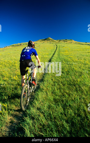 Mountain biker sulla Maah Dahh Hey sentiero vicino a Medora, il Dakota del Nord (MR) Foto Stock