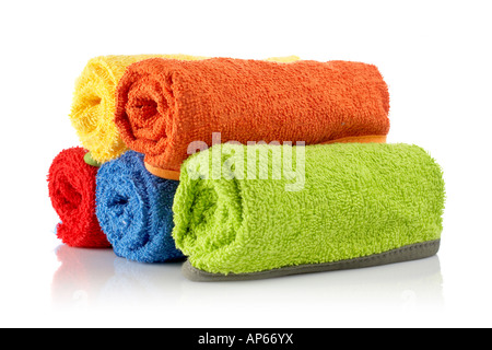 Multicolor rotoli di asciugamani riflessa su sfondo bianco Foto Stock