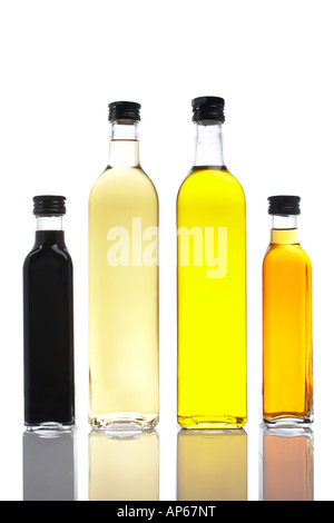 Più bottiglie di olio di oliva e aceto si riflette su sfondo bianco Foto Stock
