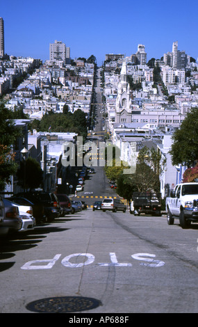 La ripida alberata hill strade di San Francisco, stop dipinta su strada Foto Stock