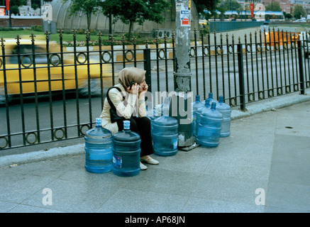 Giovane donna parlando sul suo telefono mobile ad Istanbul in Turchia Foto Stock