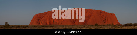 Uluru nel crepuscolo Foto Stock