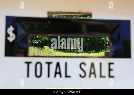 Vista del Missouri rurale attraverso un foro in una rottura della pompa della benzina contatore ad un abbandono della stazione di gas mediante il percorso 66 Foto Stock