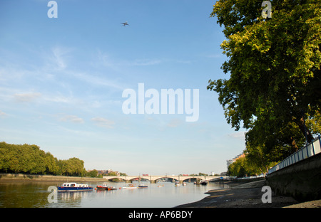 Visualizzare il Tamigi per Putney Bridge nella zona sud-ovest di Londra Foto Stock