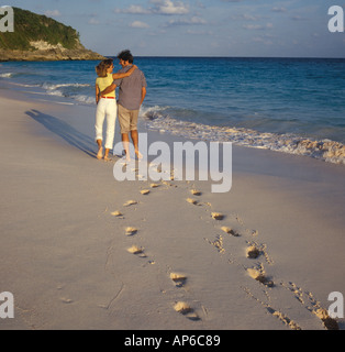 Paio di lasciare impronte in spiaggia sabbiosa Foto Stock