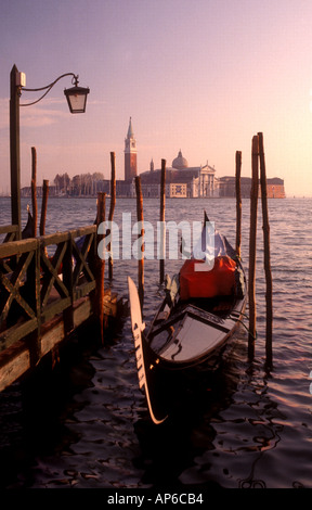 VENEZIA SENZA TEMPO GONDOLA ICONICA PIAZZA SAN MARCO, AMMIRA I CLASSICI ORMEGGI AL TRAMONTO Piazza San Marco, Canal grande, chiesa San Giorgio maggiore, tramonto Italia Foto Stock