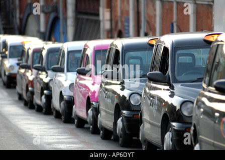 Londra taxi, la stazione di Waterloo, London Regno Unito Foto Stock