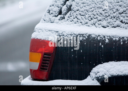 La parte posteriore della macchina e le luci coperte di neve Foto Stock