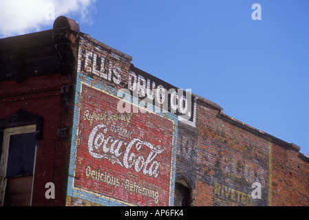 Stati Uniti d'America, Washington, lacrosse. Edificio storico con un dipinto di pubblicità per la coca cola sul lato. Ellis farmaco. Foto Stock