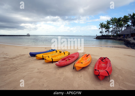 KAYAKS colorate sulla spiaggia resort Fijiano BDB ORIZZONTALE11387 Foto Stock