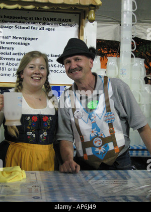 L uomo e la donna vestita in tedesco tradizionale abbigliamento all'Oktoberfest Foto Stock