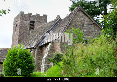 Chiesa Cwmyoy vicino a Abergavenny South East Wales UK ha sofferto a causa di fenomeni di subsidenza che provoca la distorsione della struttura degli edifici Foto Stock