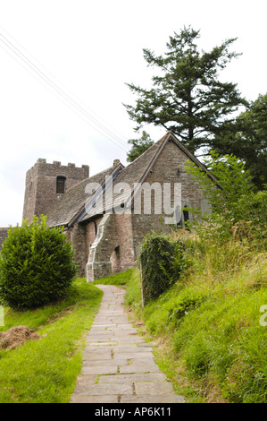 Chiesa Cwmyoy vicino a Abergavenny South East Wales UK ha sofferto a causa di fenomeni di subsidenza che provoca la distorsione della struttura degli edifici Foto Stock