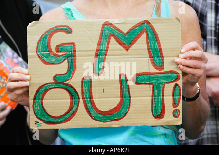 I sostenitori di Greenpeace che protestavano contro la coltivazione di colture GM in Galles dimostrazione Cardiff South Wales UK Foto Stock