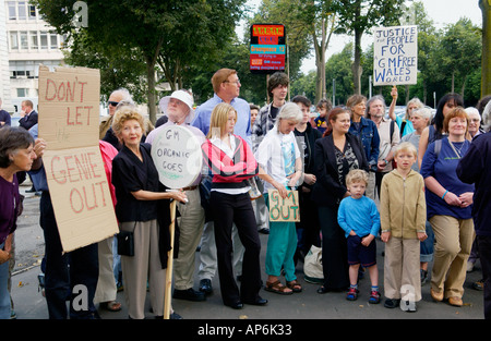 I sostenitori di Greenpeace che protestavano contro la coltivazione di colture GM in Galles a Cardiff South Wales UK Foto Stock