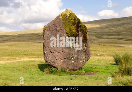 Maen Llúria un massiccio a forma di rombo in pietra permanente su aperta isolata tra la brughiera e Ystradfellte Heol Senni Powys Wales UK Foto Stock