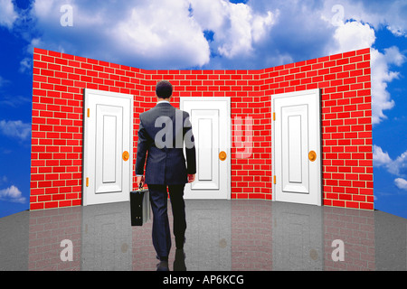 Imprenditore in piedi di fronte a 3 porte, scelta concetto, composito digitale Foto Stock