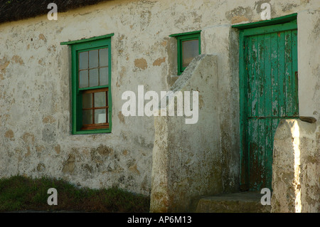 Un molto weathered rustico in pietra e paglia fisherman s cottage Arniston Western Cape Sud Africa Foto Stock