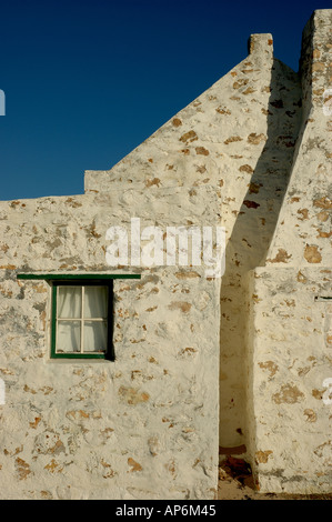 Un pittoresco di pietra e tetto di paglia di fisherman s cottage con vista sull'oceano Arniston Western Cape Sud Africa Foto Stock