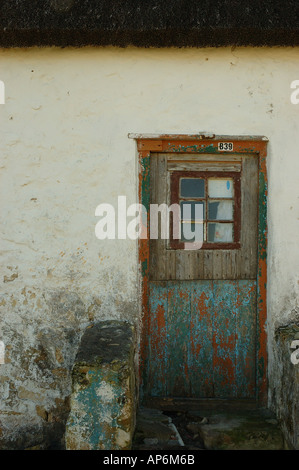 Un molto spiovente in legno rustico porta ad una pietra e paglia fisherman s cottage Arniston Western Cape Sud Africa Foto Stock