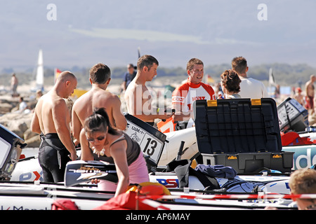 Frantic preparazione all'Thundercats Corse Powerboat evento in Poole Dorset Foto Stock