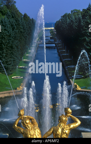 Fontana in giardini di PETERHOF San Pietroburgo Russia Foto Stock