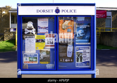 Una polizia di Dorset bacheca visto al di fuori della stazione di polizia Foto Stock