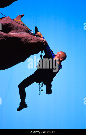 Rocciatore a sbalzo in torri di Fisher, Fiume Colorado per via navigabile vicino castello Valle che è nella campagna di Moab, Utah, Stati Uniti d'America Foto Stock