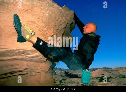 Rocciatore appesi da scogliera in torri di Fisher, Fiume Colorado per via navigabile vicino castello Valle che è nella campagna di Moab, Utah, Stati Uniti d'America Foto Stock