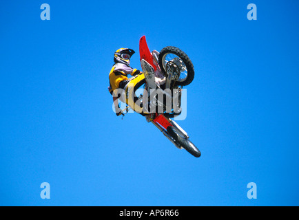 Motocross stunt azione contro il cielo blu Foto Stock